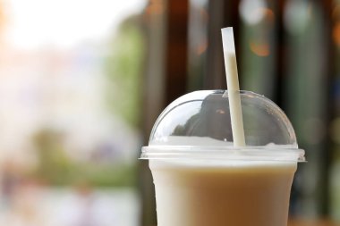 süt kokteyli yakın çekim cam