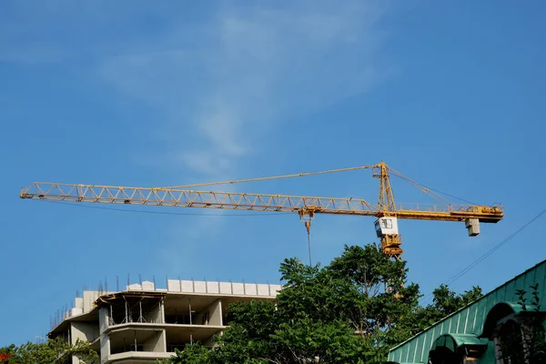 High-rise construction crane against the blue sky — Stock Photo, Image