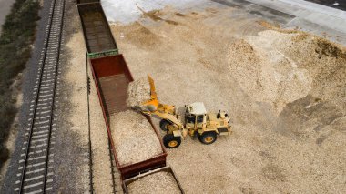yükleyici, talaşı ahşap işleme fabrikasının havadan görünümünde yükler