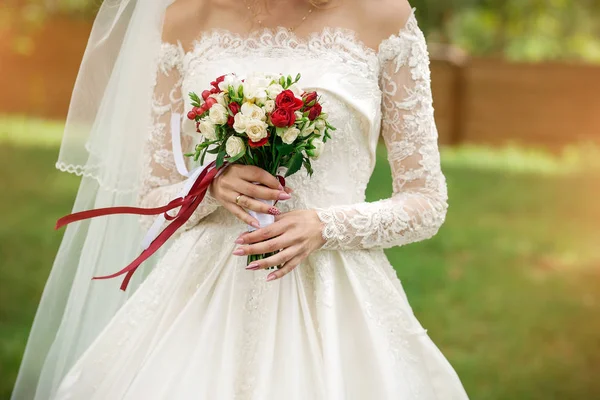 Buket pernikahan di tangan pengantin close-up — Stok Foto