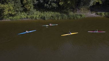 kürek kanalı havadan görünümünde kayıklar