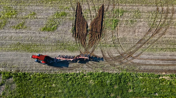 Pilota trattore creativo ha disegnato una farfalla sul campo vista aerea — Foto Stock