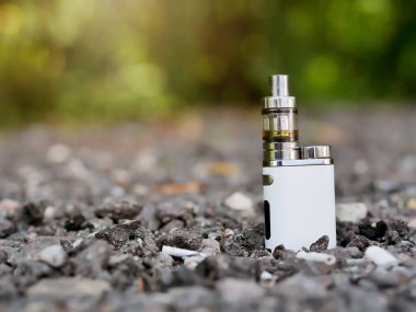 Elektronik sigaranın yakın çekim. vaping cihazı. buhar jeneratörü.