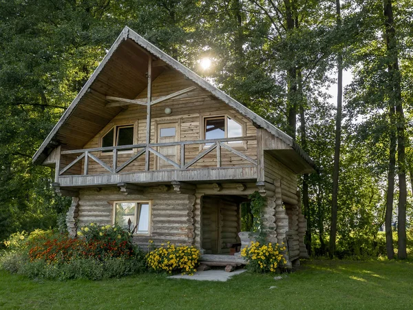 Casa de madera ecológica en un claro forestal — Foto de Stock