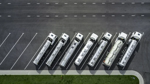 Caminhões ficar em uma fileira na vista superior do estacionamento. centro logístico . — Fotografia de Stock