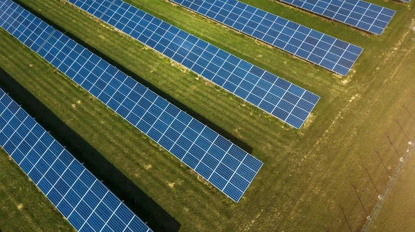 Сонячна електростанція вид зверху з дрона — стокове фото
