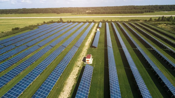 Сонячна енергетична ферма виробляє чисту відновлювану енергію від сонця. Тисячі сонячних панелей, фотоелектричні сонячні батареї, величезна сонячна ферма . — стокове фото