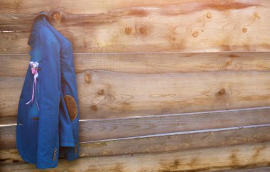 damat ceketi duvara asılı