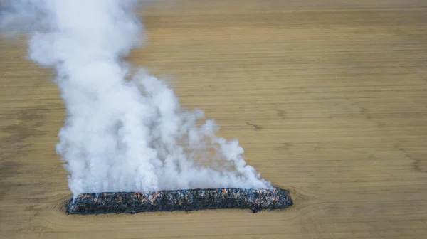 Tűz a területen felülnézetben a drone — Stock Fotó