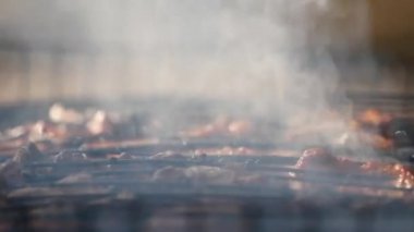lezzetli et barbekü üzerinde kızartılır