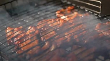 lezzetli et barbekü üzerinde kızartılır
