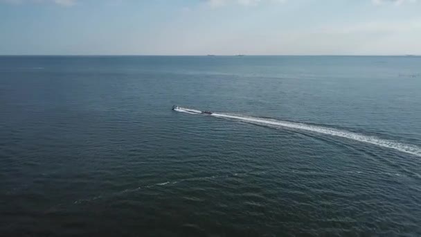 Vue aérienne du jet ski dans l'océan 