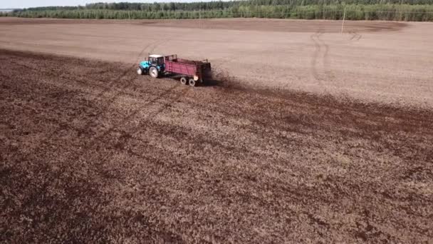 Tractor Campo Hace Levantamiento Aéreo Fertilizantes Orgánicos Con Dron — Vídeos de Stock