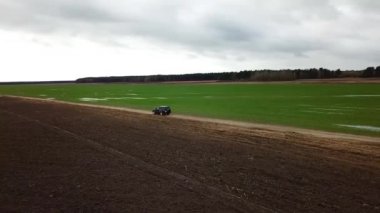 Bir arazi yolda sürüş siyah bir Suv. Quadcopter ile hava fotoğrafçılığı