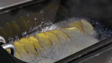 Derin yağda kızartılmış cips şeklinde patates kızartması