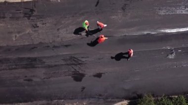 Yeni asfalt yolda havadan görüş.