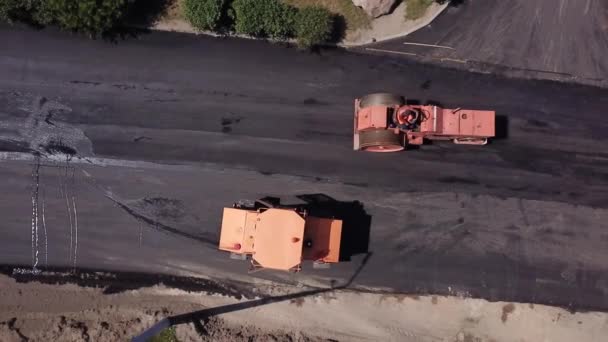 공사중인 새로운 아스팔트 도로를 공중에서 내려다본 — 비디오