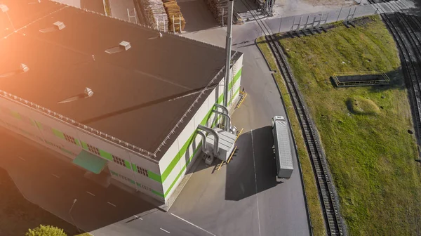 Der LKW fährt zum Logistikzentrum von oben Luftaufnahmen von einer Drohne — Stockfoto