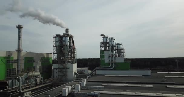 Panorama Empresa Industrial Fumaça Dos Tubos Contra Céu Azul — Vídeo de Stock