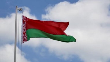 Mavi gökyüzüne karşı Belarus bayrağı