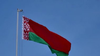 Mavi gökyüzüne karşı Belarus bayrağı