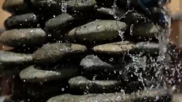 Wasser Strömt Aus Einem Hausgemachten Brunnen — Stockvideo