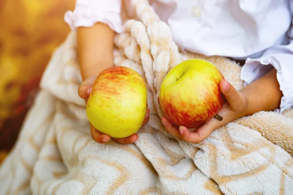 Manzanas en las manos de una chica sobre un fondo borroso — Foto de Stock