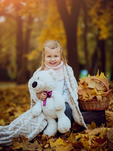 Heureuse petite fille jouer en automne parc — Photo