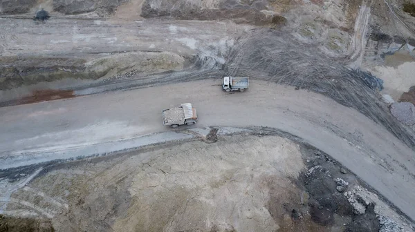 Kamion přepravuje minerály z horního pohledu z dronu — Stock fotografie