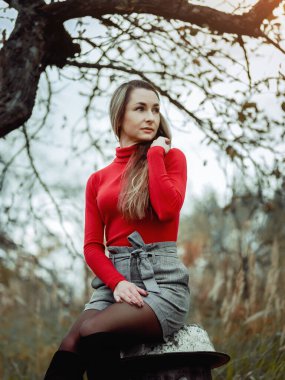 Güz Parkı 'nda kıpkırmızı saçlı uzun saçlı kız.