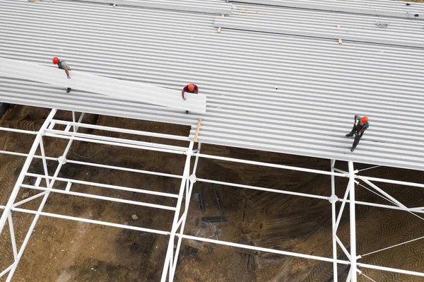 Lavoratori Installano Tetto Vista Dall Alto Drone — Foto Stock