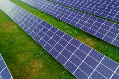 Güneş enerjisi, ekolojiyi korumak için güneşten gelen temiz bir teknolojidir. Bu büyük bir bitki. Yollardaki birçok güneş paneli elektrik veya ısı üretmek için güneş ışığını emer..