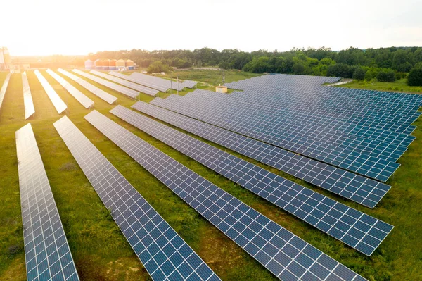 太陽光発電所のトップビュー 代替エネルギー — ストック写真