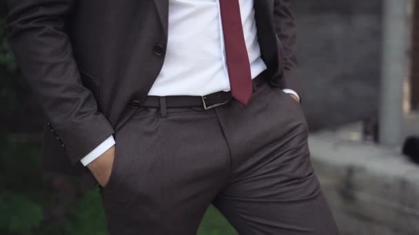 Hombre Con Estilo Plan Traje Mediano — Vídeo de stock