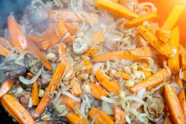 Kazanda Özbek pilavı kapat