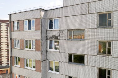 Çok katlı bir apartmanın yalıtımsız dış cephesi