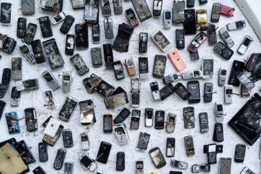 LITOVKA, BELARUS - Temmuz 2020: cep telefonları duvara çivilenmiş