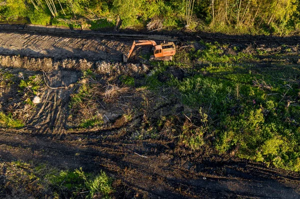 沼の上から見る掘削機の落下経路 — ストック写真