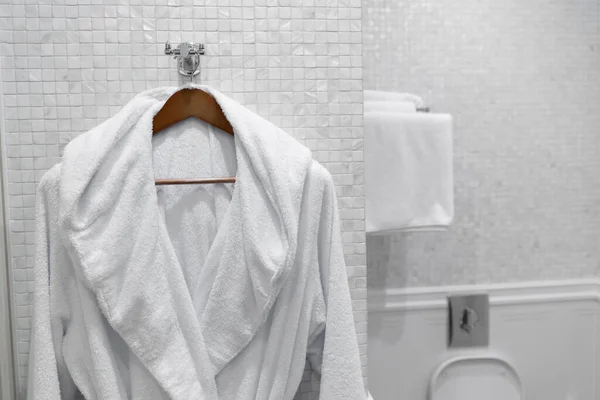 Fehér Kabát Egy Vállfán Hotel Fürdőszobájában — Stock Fotó