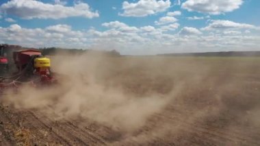 MINSK, BELARUS - Mayıs 2020: toz yoluyla tarla kenarı görüntüsü ekimi