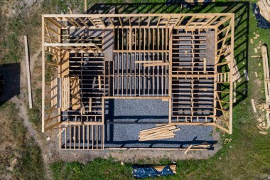 Çerçeve inşaatı. Mavi gökyüzüne karşı vinçli yeni binayı görüntüle