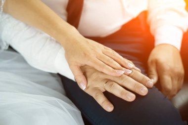 Nikah yüzüğü damadın elinde.