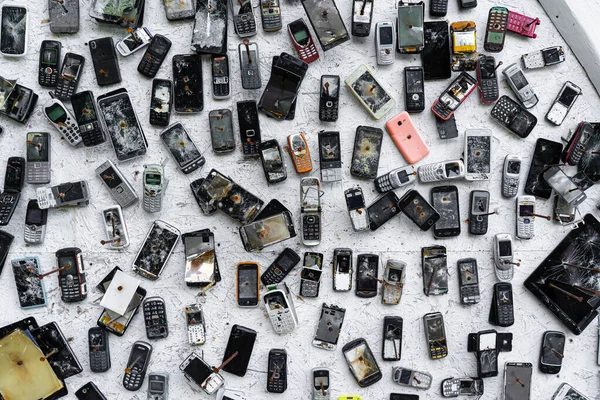 Cep telefonları duvara çivilenmiş..