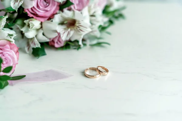 Anillos Boda Sobre Fondo Blanco Junto Ramo — Foto de Stock