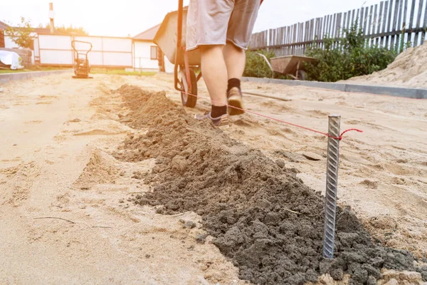 Trabalhador Prepara Uma Plataforma Para Colocação Lajes Pavimentação Desfoque — Fotografia de Stock