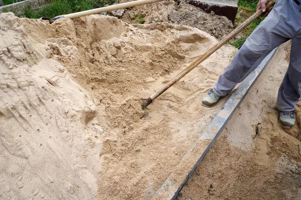 Working Shovel Pours Gravel — Stock Photo, Image