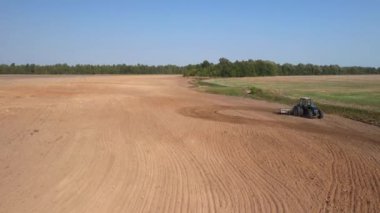 Traktör uçuş üst görünümünü tarıyor.