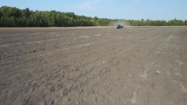 Bir traktörün havadan görünüşü, ekin biçen tarım arazisini baharda birleştirmek