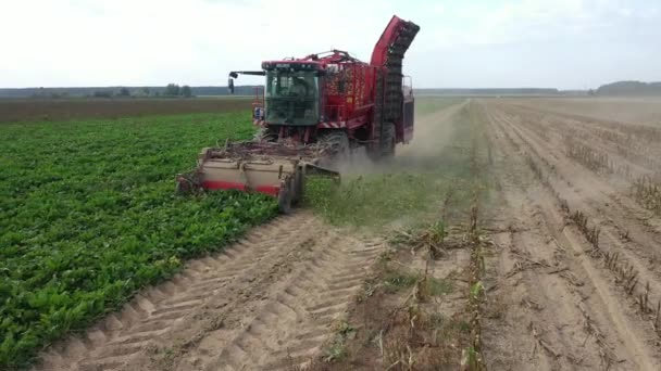 Bovenaanzicht Vanuit Lucht Van Een Trekker Maaidorser Die Het Voorjaar — Stockvideo