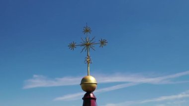  Tapınağın kubbesinde bir Katolik haçı var.